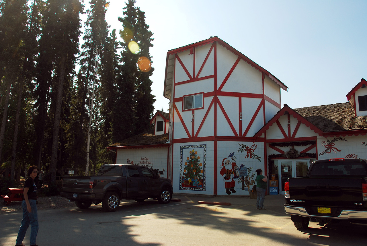 2013-07-31, 003, Santa's House, Noth Pole, AK