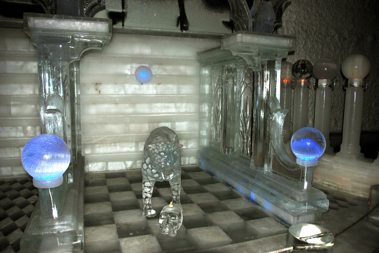 2013-08-04, 024, Aurora Ice Museum, with Flash