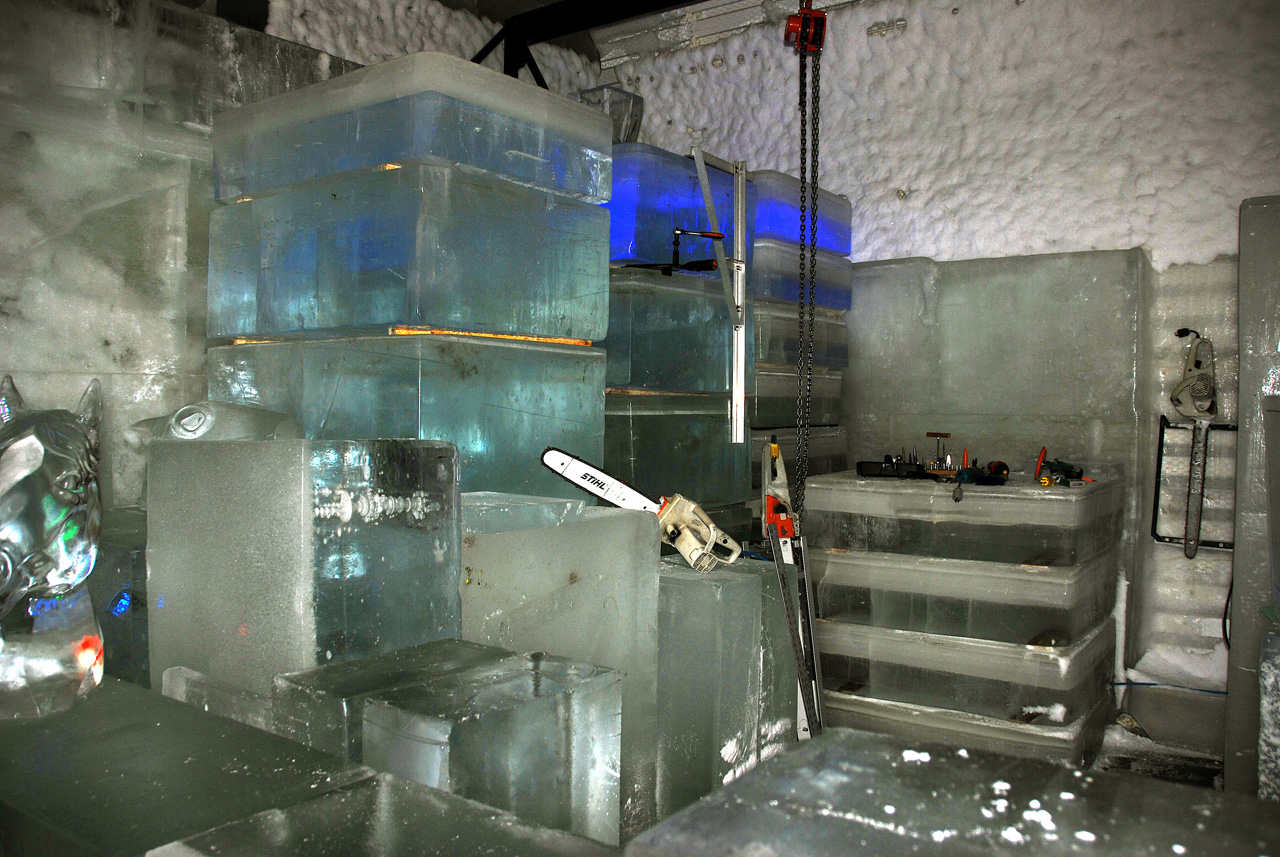 2013-08-04, 063, Aurora Ice Museum, with Flash