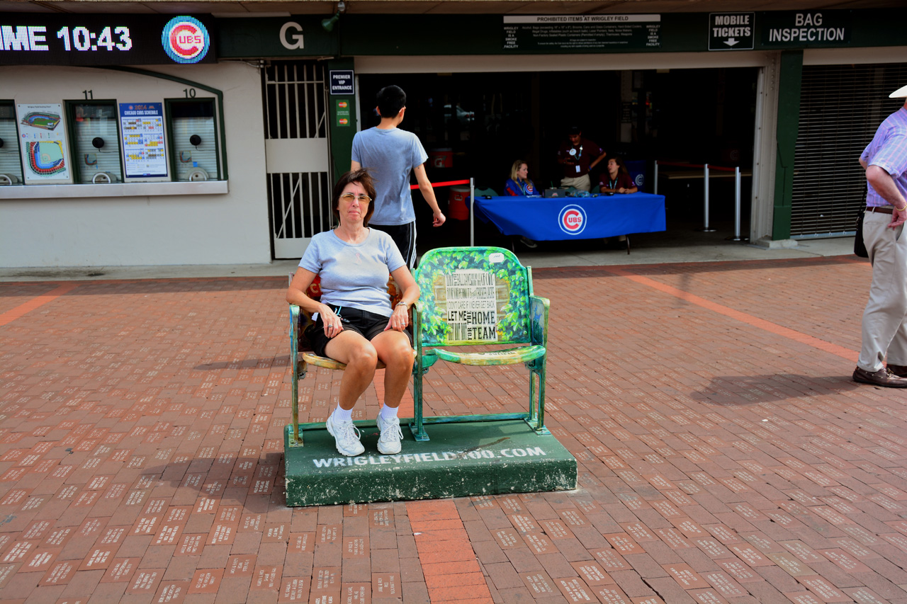 2014-08-03, 009, Wrigley Field, Linda